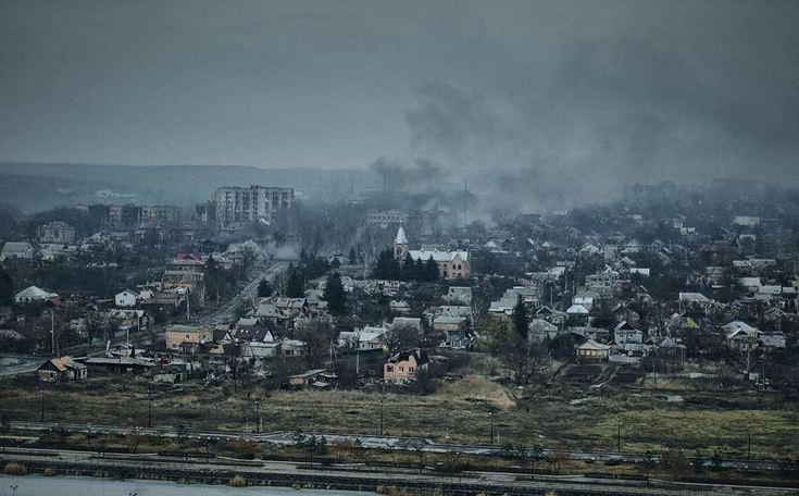 Ворожі вантажівки палають у Бахмуті: російська логістика зазнає втрат все далі від лінії фронту Ворожі вантажівки палають у Бахмуті: російська логістика зазнає втрат все далі від лінії фронту